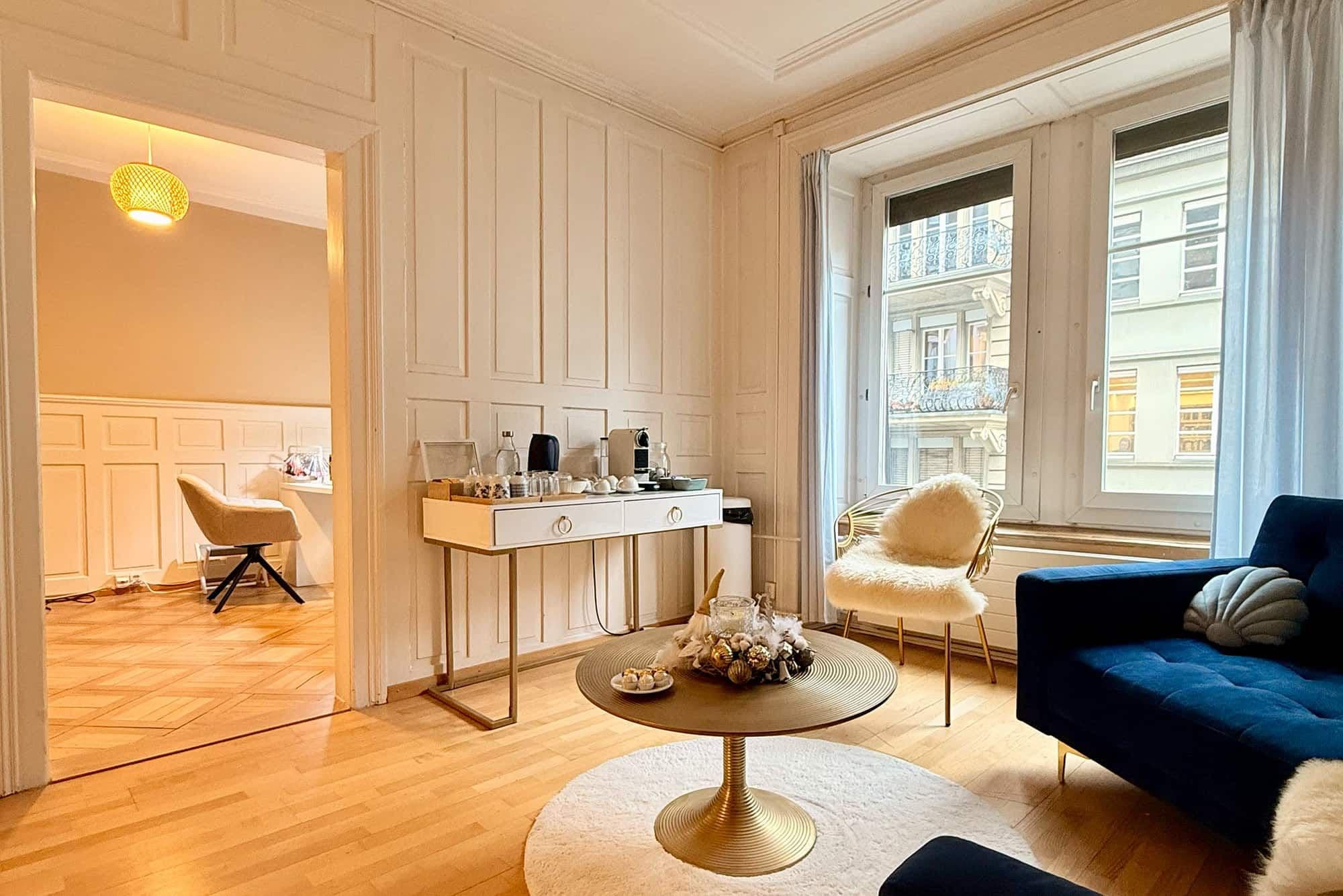 Premium Nagelstudio LiliaNails in Zürich – Moderner Behandlungsraum für Maniküre mit Fräser und Nagelverlängerung